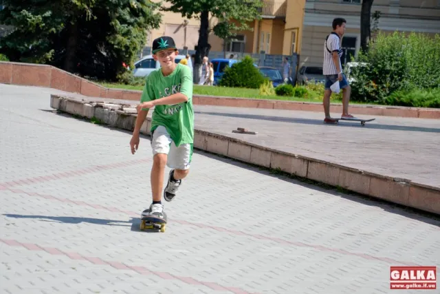 Франківські екстремали влаштували акцію протесту під міськрадою (Фоторепортаж) — фото 9