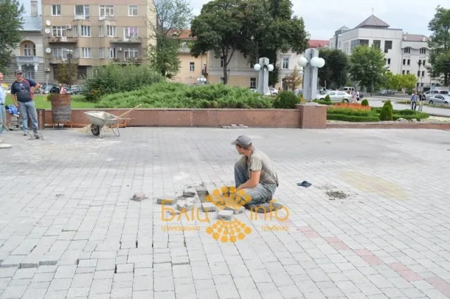 На площі перед Івано-Франківською ОДА відновлюють бруківку (Фоторепортаж) — фото 1
