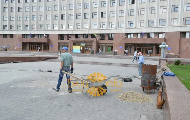 На площі перед Івано-Франківською ОДА відновлюють бруківку (Фоторепортаж) — фото 3