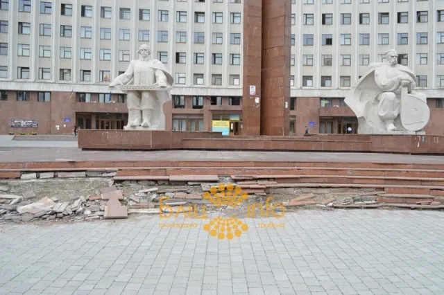 На площі перед Івано-Франківською ОДА відновлюють бруківку (Фоторепортаж) — фото 8