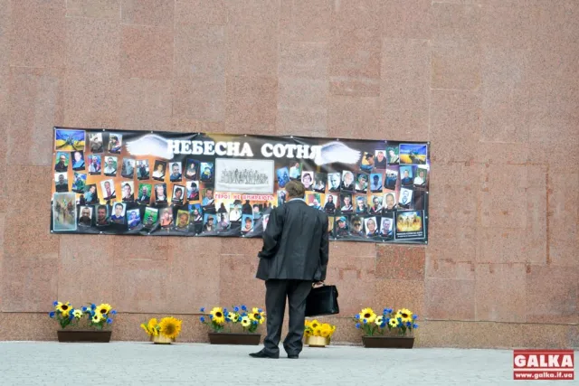 На стіну «білого дому» прикріпили плакат з Героями «Небесної сотні» (Фото) — фото 1
