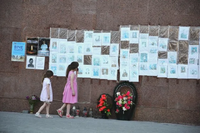 На стіну «білого дому» прикріпили плакат з Героями «Небесної сотні» (Фото) — фото 3