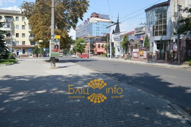 В центрі Івано-Франківська ніяк не можуть завершити ремонт пішохідного тротуару (Фоторепортаж) — фото 1