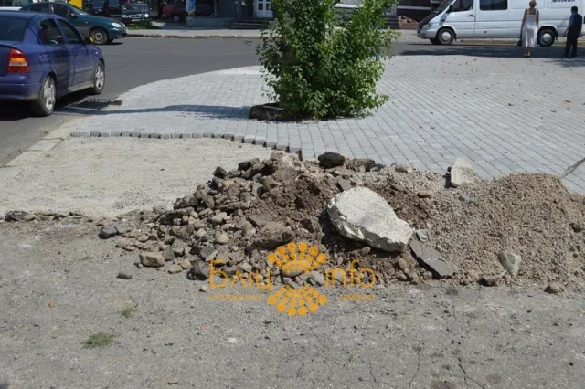 В центрі Івано-Франківська ніяк не можуть завершити ремонт пішохідного тротуару (Фоторепортаж) — фото 3