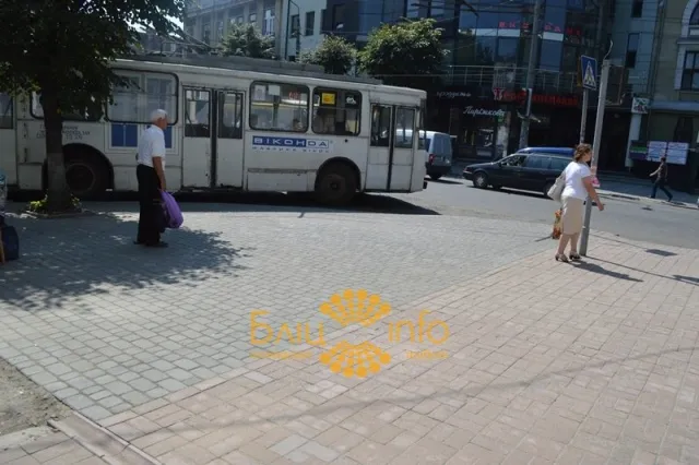 В центрі Івано-Франківська ніяк не можуть завершити ремонт пішохідного тротуару (Фоторепортаж) — фото 4
