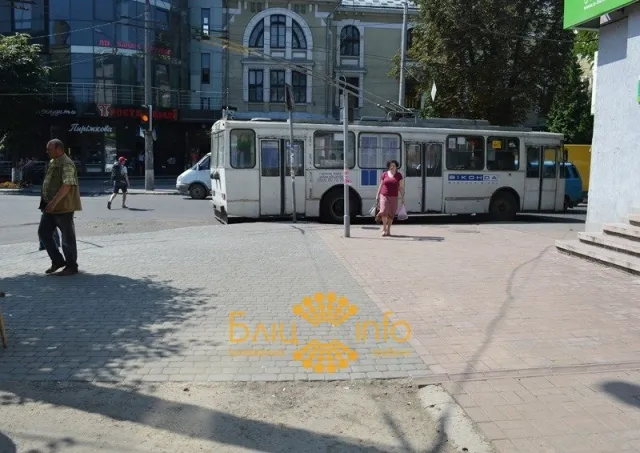 В центрі Івано-Франківська ніяк не можуть завершити ремонт пішохідного тротуару (Фоторепортаж) — фото 5