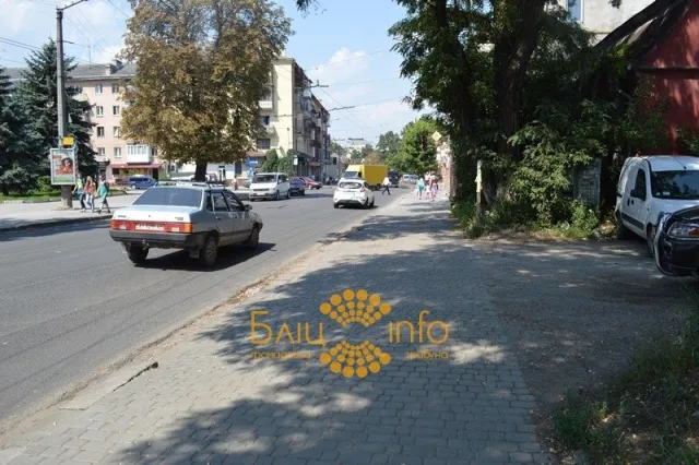 В центрі Івано-Франківська ніяк не можуть завершити ремонт пішохідного тротуару (Фоторепортаж) — фото 9