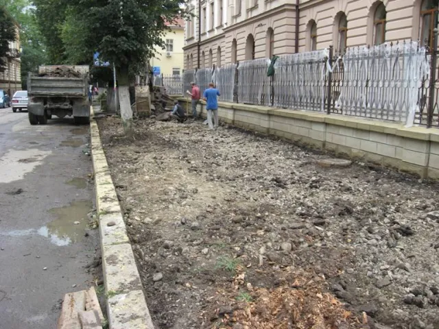 Схоже на частині вулиці Шевченка таки буде кавалок пристойного тротуару (Фото) — фото 1