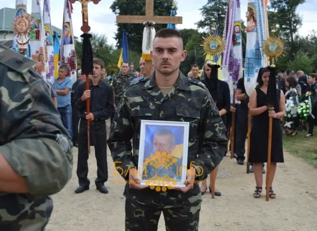 На Прикарпатті попрощалися із загиблим в зоні АТО бійцем Володимиром Данилюком (Фоторепортаж) — фото 5
