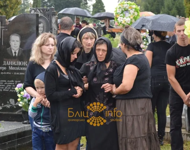 На Прикарпатті попрощалися із загиблим в зоні АТО бійцем Володимиром Данилюком (Фоторепортаж) — фото 9