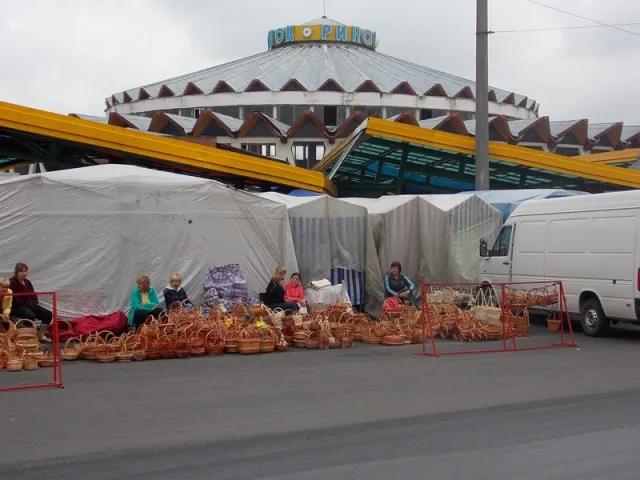 Тепер продукти продають навіть на пішохідному переході (Фото) — фото 4
