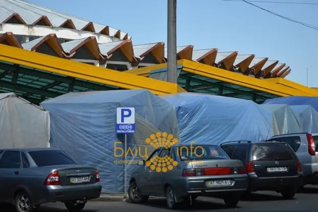 В місті орудують шахраї, які незаконно збирають кошти за паркування автотранспорту (Фото) — фото 1