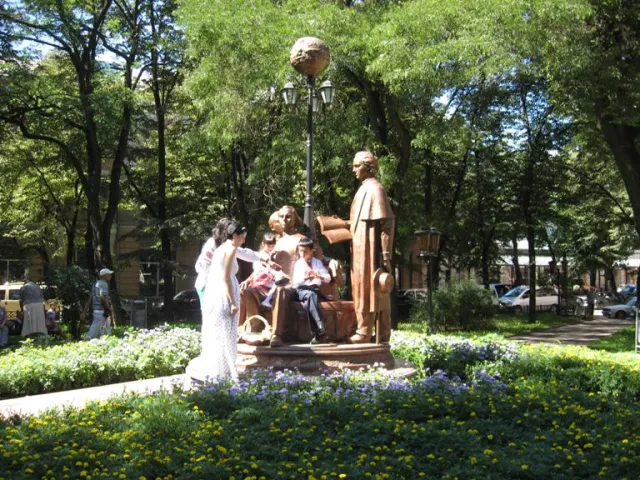 В Івано-Франківську з'явилася нова дивна і незрозуміла традиція (Фото) — фото 1