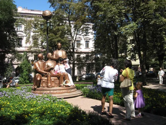 В Івано-Франківську з'явилася нова дивна і незрозуміла традиція (Фото) — фото 2