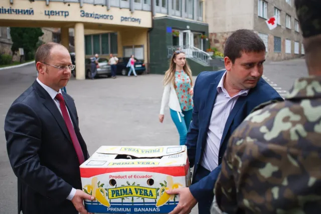 Перші особи Франківщини відвідали поранених прикарпатських бійців АТО (Фоторепортаж) — фото 2