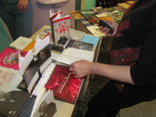 У холі обласної філармонії розпочалася книжкова виставка, приурочена до Дня незалежності (Фото) — фото 1