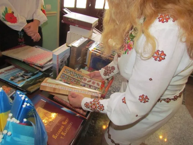 У холі обласної філармонії розпочалася книжкова виставка, приурочена до Дня незалежності (Фото) — фото 2