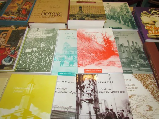 У холі обласної філармонії розпочалася книжкова виставка, приурочена до Дня незалежності (Фото) — фото 5