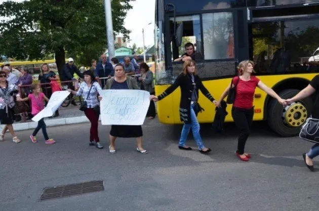 Жінок, які перекрили головну дорогу, «охрестили» сепаратистами (Фоторепортаж) + (Відео) — фото 6
