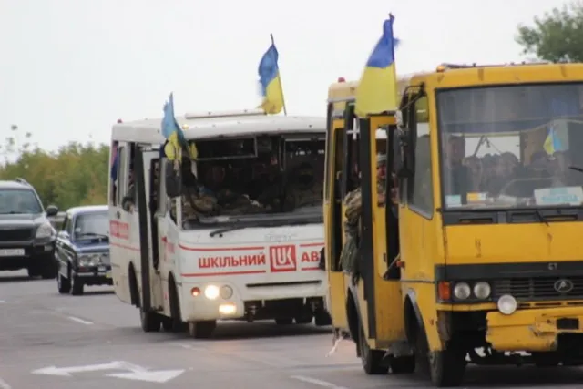 Бійці 5 батальйону повертаються до Франківська на автобусах без вікон і дверей (Фоторепортаж) — фото 1