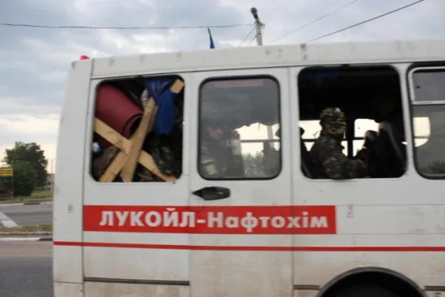 Бійці 5 батальйону повертаються до Франківська на автобусах без вікон і дверей (Фоторепортаж) — фото 2