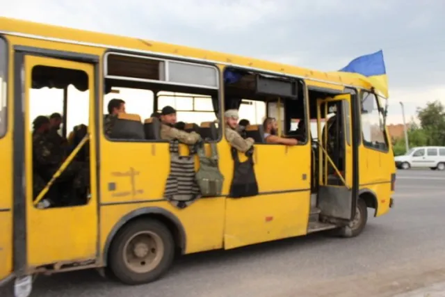 Бійці 5 батальйону повертаються до Франківська на автобусах без вікон і дверей (Фоторепортаж) — фото 3