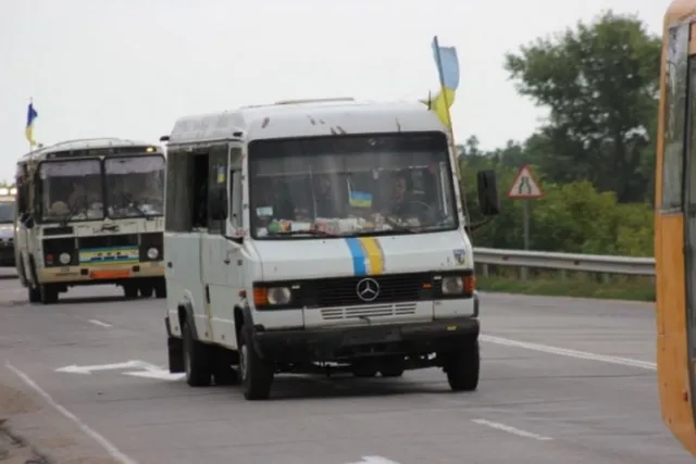 Бійці 5 батальйону повертаються до Франківська на автобусах без вікон і дверей (Фоторепортаж) — фото 6
