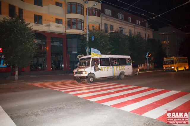 Колона бійців 5-ого батальйону проїхала вулицею Незалежності у супроводі ДАІ (Фоторепортаж) — фото 3