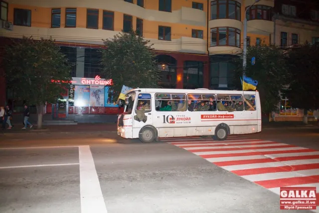 Колона бійців 5-ого батальйону проїхала вулицею Незалежності у супроводі ДАІ (Фоторепортаж) — фото 7