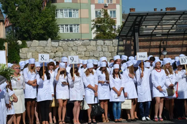 В Івано-Франківську відбулася урочиста посвята першокурсників Національного медичного університету у студенти (Фоторепортаж) — фото 3