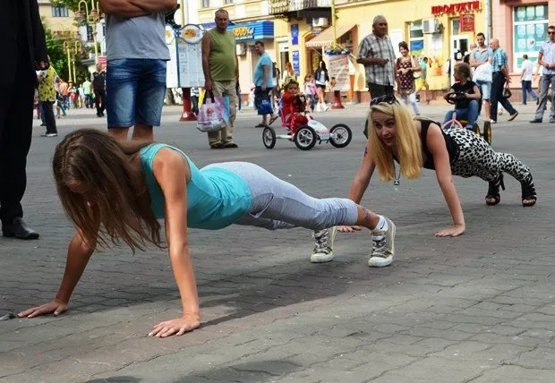 В центрі міста пройшла «наймасштабніша спортивна фотосесія» (Фото) — фото 2
