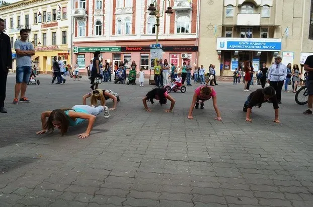 В центрі міста пройшла «наймасштабніша спортивна фотосесія» (Фото) — фото 5