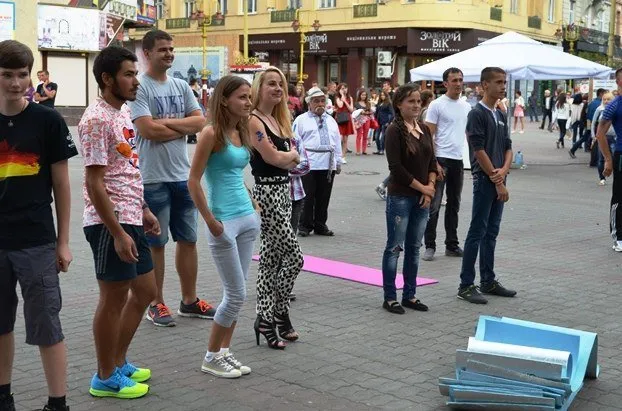 В центрі міста пройшла «наймасштабніша спортивна фотосесія» (Фото) — фото 6