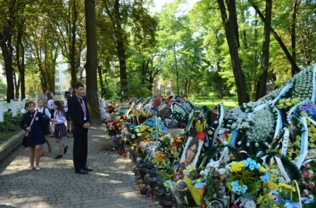 Школярі вшанували пам’ять загиблих бійців АТО та Героя Небесної Сотні (Фото) — фото 1