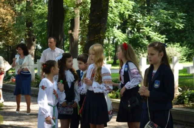 Школярі вшанували пам’ять загиблих бійців АТО та Героя Небесної Сотні (Фото) — фото 3
