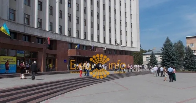 Івано-Франківську ОДА евакуйовують. Розпочались пошуки вибухівки — фото 1