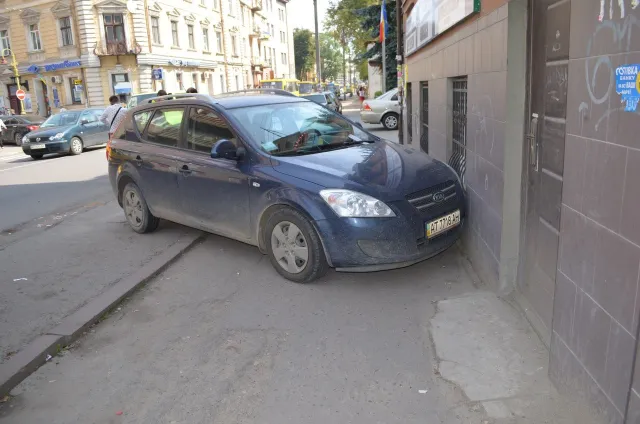 П’яний водій врізався у припарковане авто (Фото) — фото 1