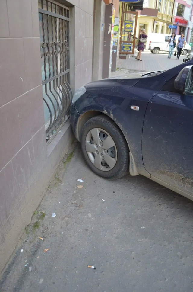 П’яний водій врізався у припарковане авто (Фото) — фото 3