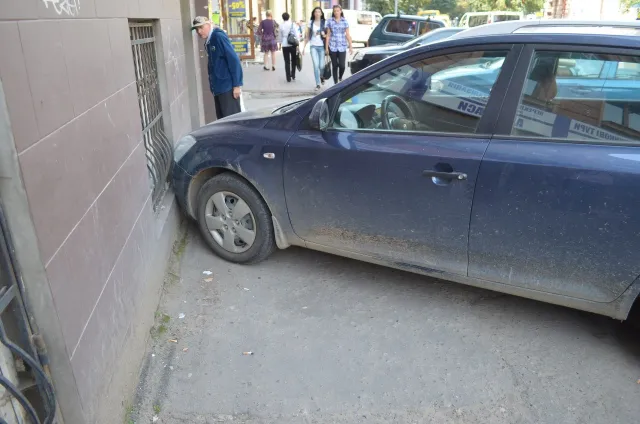 П’яний водій врізався у припарковане авто (Фото) — фото 5