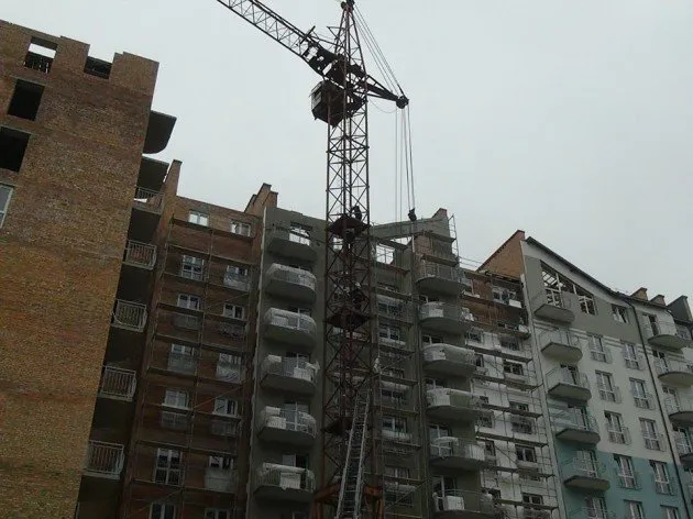 Рятувальники зняли тіло чоловіка з баштового крана (Фото) — фото 2
