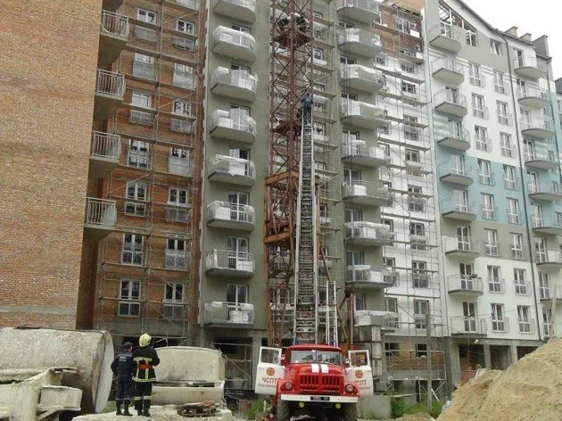 Рятувальники зняли тіло чоловіка з баштового крана (Фото) — фото 3