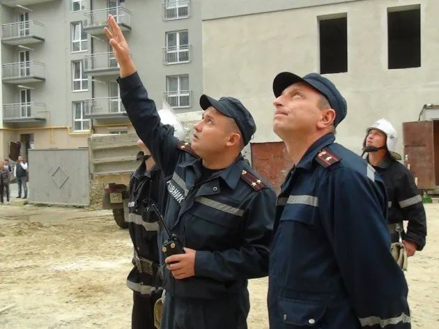 Рятувальники зняли тіло чоловіка з баштового крана (Фото) — фото 4