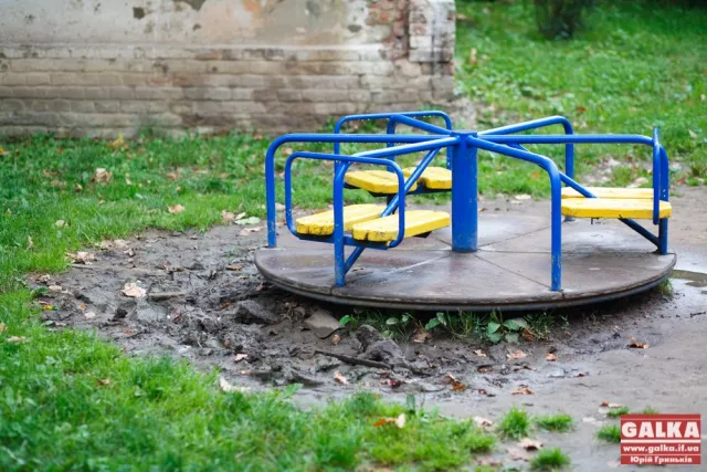 Новий дитячий майданчик в центрі Івано-Франківська (Фото) — фото 1