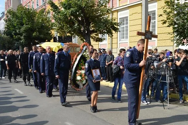 В Івано-Франківську попрощалися з трьома бійцями батальйону «Івано-Франківськ» (Фоторепортаж) — фото 2