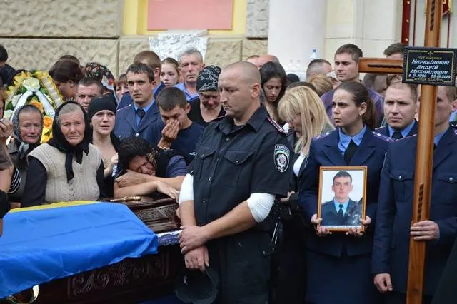 В Івано-Франківську попрощалися з трьома бійцями батальйону «Івано-Франківськ» (Фоторепортаж) — фото 7
