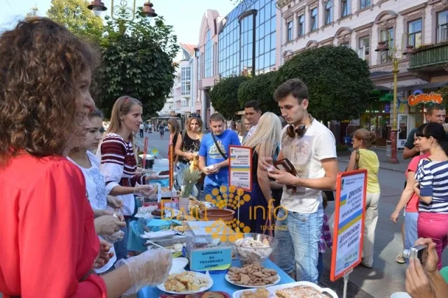 На головній вулиці Івано-Франківська, пройшов благодійний ярмарок-розпродаж випічки (Фоторепортаж) — фото 7