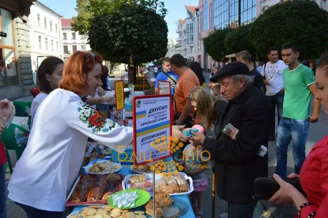 На головній вулиці Івано-Франківська, пройшов благодійний ярмарок-розпродаж випічки (Фоторепортаж) — фото 8