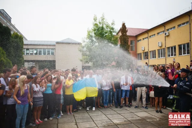 Ректор Прикарпатського прийняв виклик флешмобу Ice Bucket Challenge, та залучив до акції студентів (Фоторепортаж) — фото 4