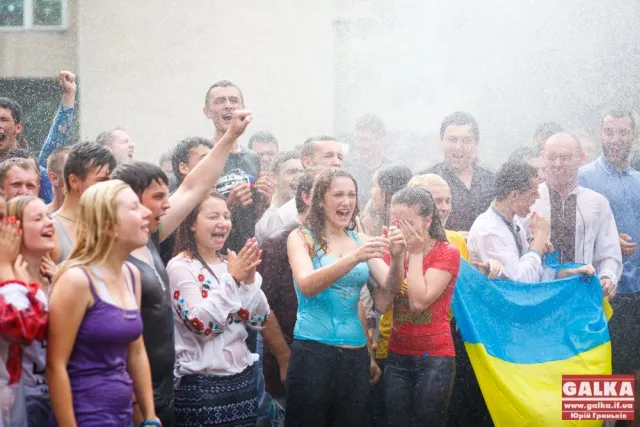 Ректор Прикарпатського прийняв виклик флешмобу Ice Bucket Challenge, та залучив до акції студентів (Фоторепортаж) — фото 7