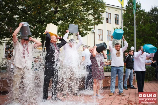 Ректор Прикарпатського прийняв виклик флешмобу Ice Bucket Challenge, та залучив до акції студентів (Фоторепортаж) — фото 9